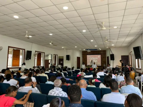 Asamblea de Dios Fuente de Vida interior 1